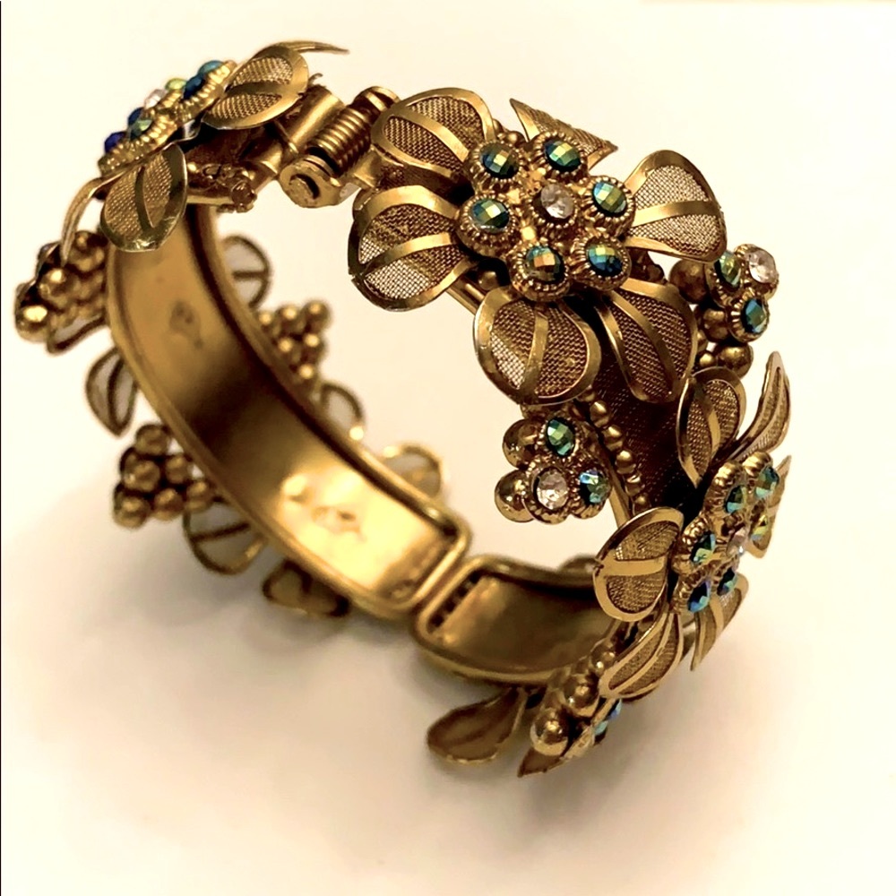 Bracelet with flower design